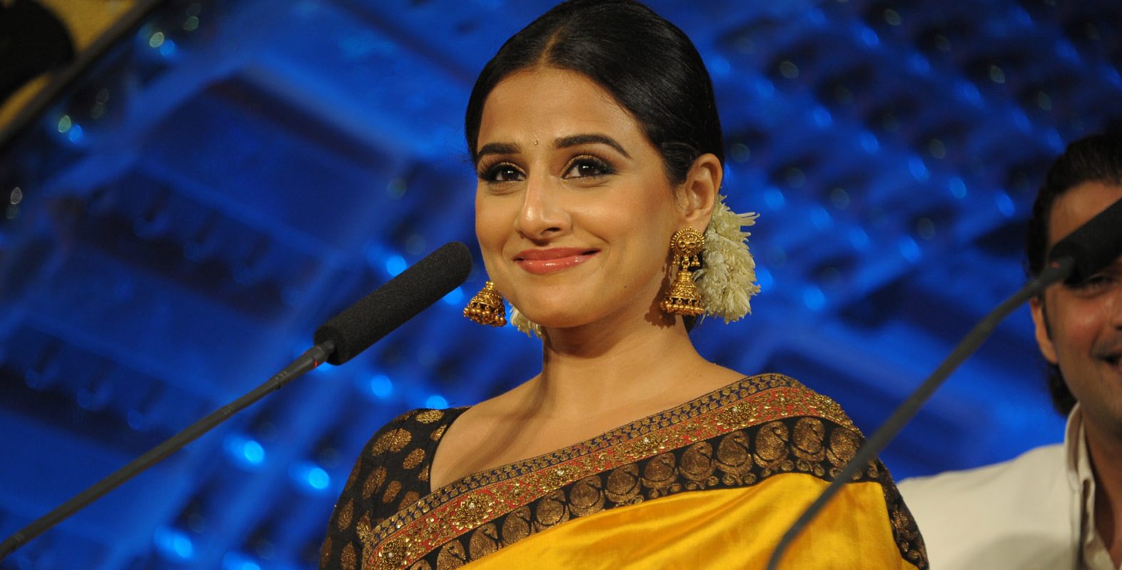 VIDYA BALAN FEEDING ALLIGATORS IN FLORIDA-WATCH NOW