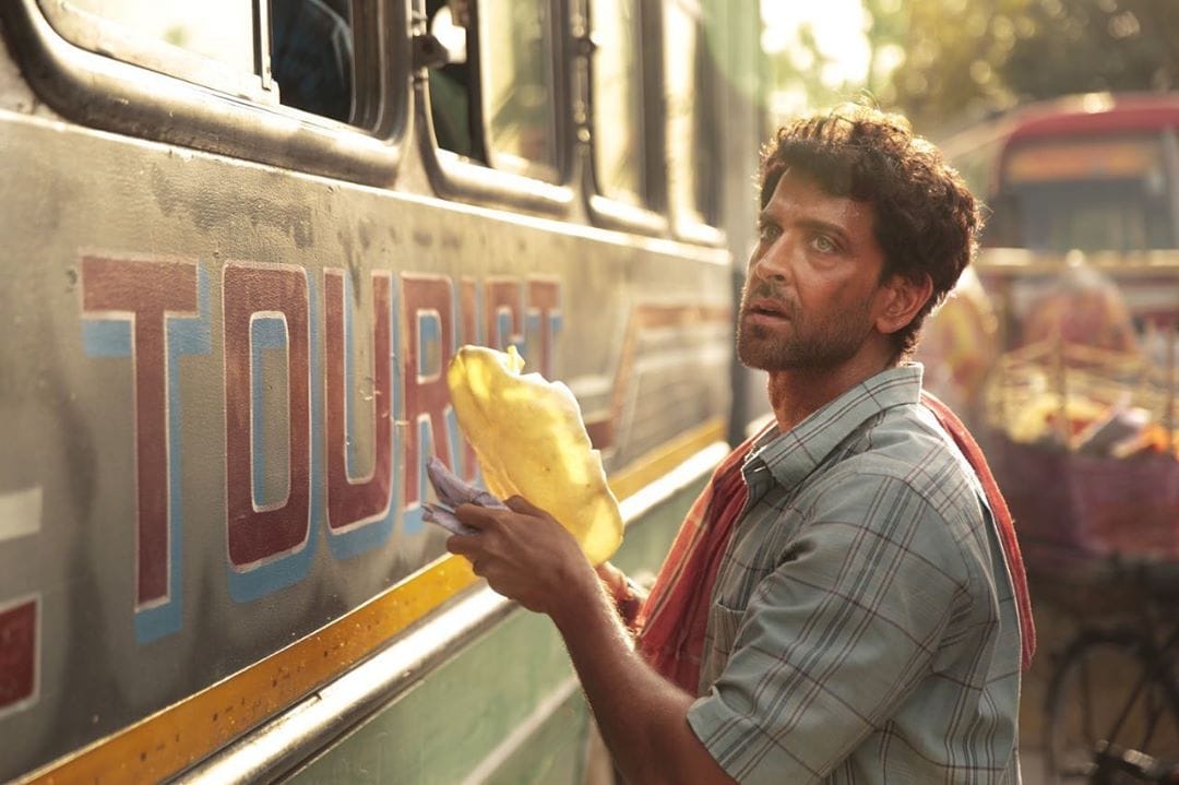 HRITHIK ROSHAN LOOK SELLING PAPAD IN SUPER 30 MOVIE