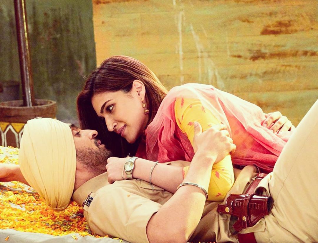 KRITI SANON & DILJIT DOSANJH ROMANTIC POSE IN ARJUN PATIALA