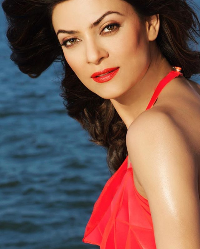 SUSHMITA SEN SWIMMING VIDEO CLIP-WATCH NOW