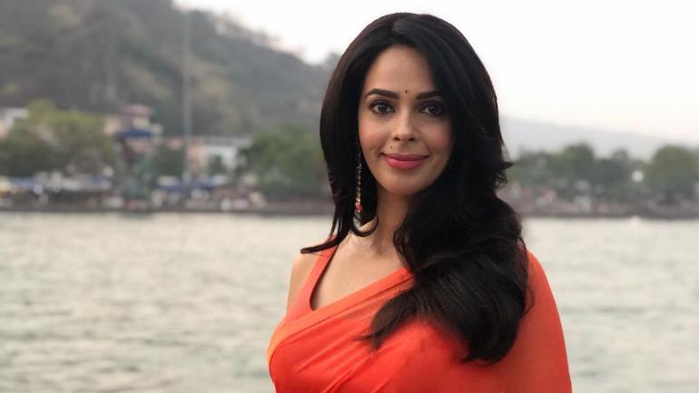 MALLIKA SHERAWAT KISSED HER LITTLE NEPHEW-WATCH NOW